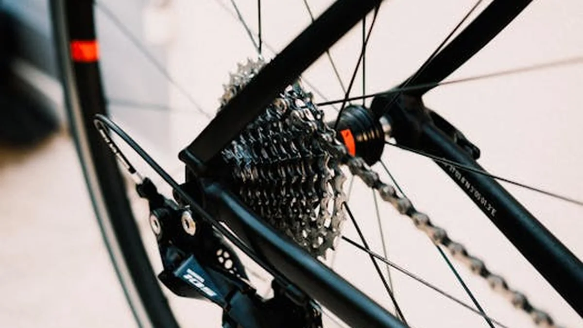 Detalle del cambio trasero Shimano XT M8100 con cassette 10-51 montado en MTB moderna