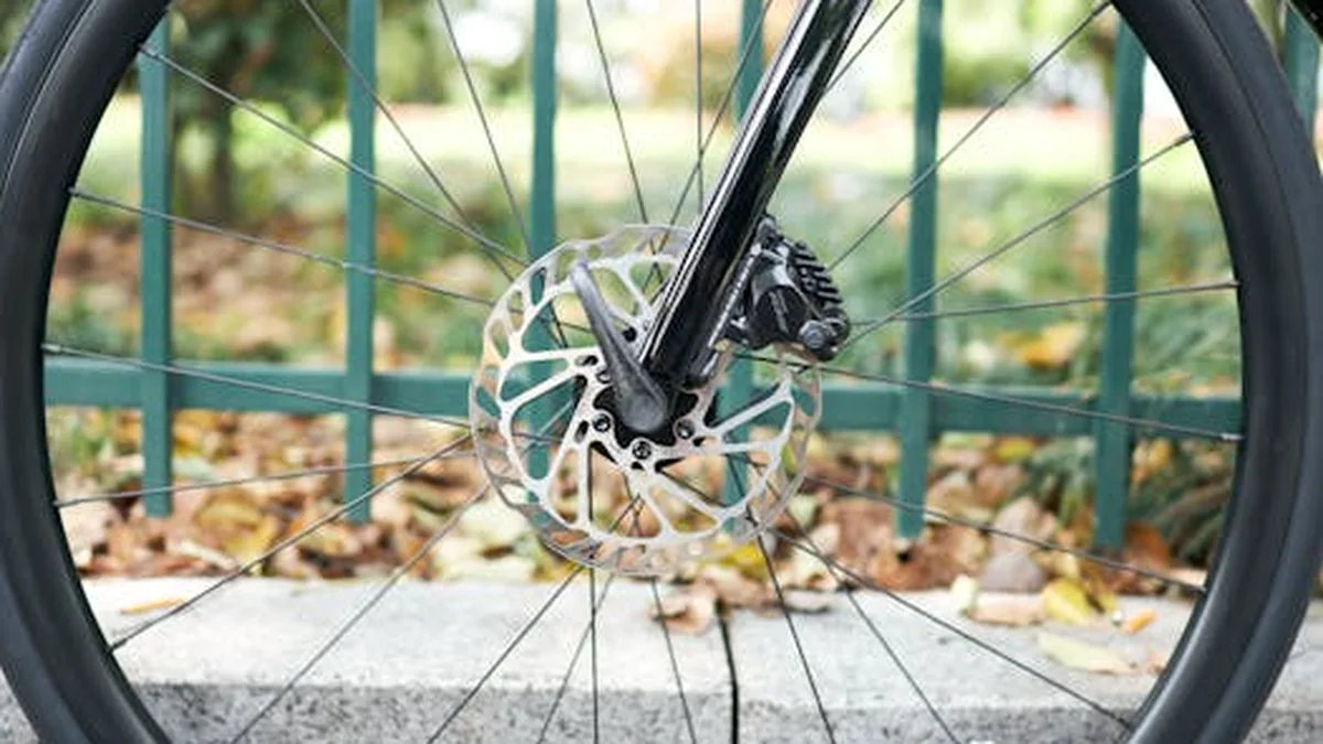 Rueda de bicicleta de carretera con cubierta Continental montada en llanta de carbono